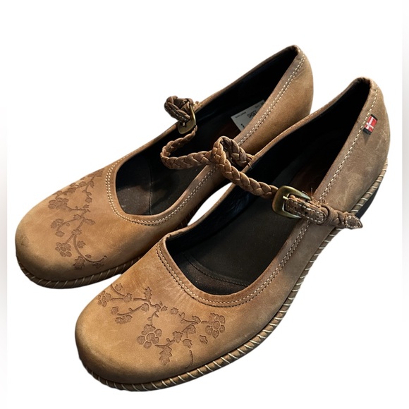 ECCO Ladies Maryjane’s brown in color floral braided strap preowned 37/US 6/6.5 - Picture 2 of 3